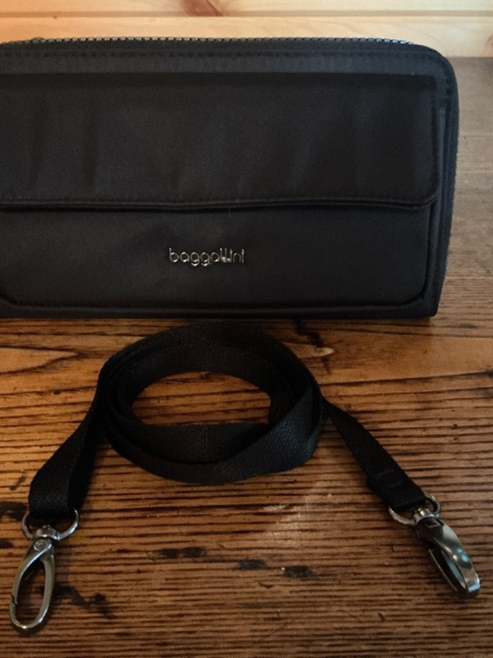 Baggallini crossbody wallet